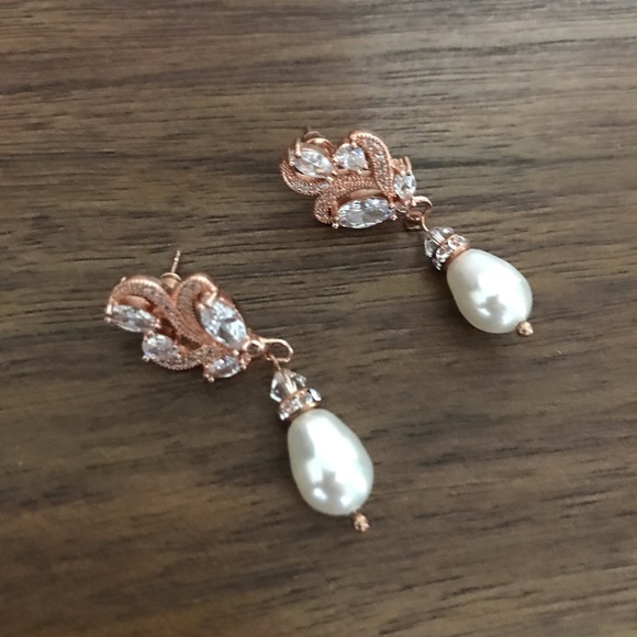 NWOT Rose gold, crystal, and pearl drop earrings - Picture 1 of 3